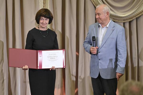 Illyés Gyula-díj – a Magyar Művészeti Akadémia Irodalmi-díjában részesült Egyed Emese Illyés Gyula-díj – a Magyar Művészeti Akadémia Irodalmi-díjában részesült Egyed Emese